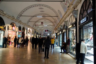 İSTANBUL, TÜRKEYE - 6 Ocak 2024 'te İstanbul' da. İnsanlar, sahte moda, mücevher, baharat ve mallarla ünlü antik çarşıda alışveriş ve yürüyüş yapıyorlardı..