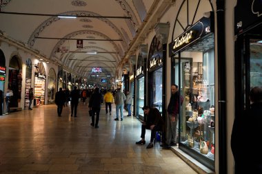 İSTANBUL, TÜRKEYE - 6 Ocak 2024 'te İstanbul' da. İnsanlar, sahte moda, mücevher, baharat ve mallarla ünlü antik çarşıda alışveriş ve yürüyüş yapıyorlardı..