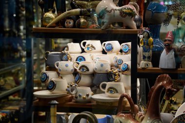 İSTANBUL, TÜRKEYE - 6 Ocak 2024 'te İstanbul' da. İnsanlar, sahte moda, mücevher, baharat ve mallarla ünlü antik çarşıda alışveriş ve yürüyüş yapıyorlardı..