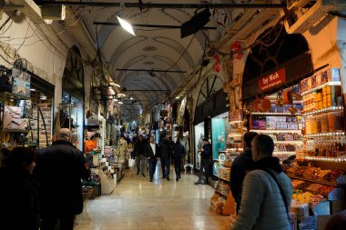 İSTANBUL, TÜRKEYE - 6 Ocak 2024 'te İstanbul' da. İnsanlar, sahte moda, mücevher, baharat ve mallarla ünlü antik çarşıda alışveriş ve yürüyüş yapıyorlardı..