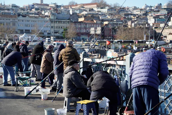 İSTANBUL, TURKEY - 5 HAZİRAN 2024 Galata Köprüsü 'nde balık tutan insanlar. Elinde olta olan bir sürü insan..
