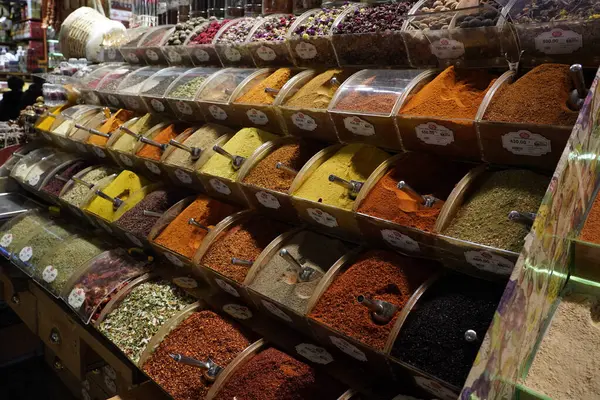 İSTANBUL, TÜRKEYE - 6 Ocak 2024 'te İstanbul' da. İnsanlar, sahte moda, mücevher, baharat ve mallarla ünlü antik çarşıda alışveriş ve yürüyüş yapıyorlardı..