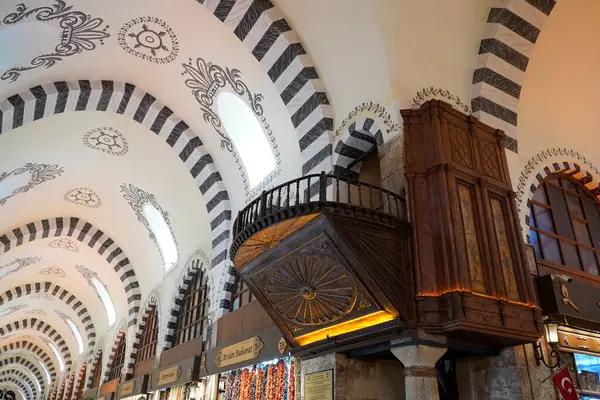 İSTANBUL, TÜRKEYE - 6 Ocak 2024 'te İstanbul' da. İnsanlar, sahte moda, mücevher, baharat ve mallarla ünlü antik çarşıda alışveriş ve yürüyüş yapıyorlardı..