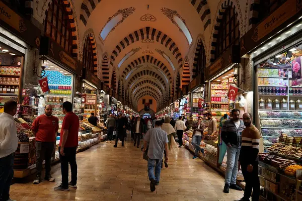 İSTANBUL, TÜRKEYE - 6 Ocak 2024 'te İstanbul' da. İnsanlar, sahte moda, mücevher, baharat ve mallarla ünlü antik çarşıda alışveriş ve yürüyüş yapıyorlardı..