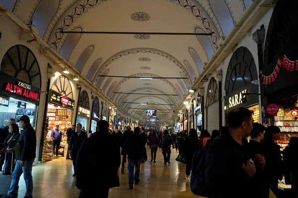 İSTANBUL, TÜRKEYE - 6 Ocak 2024 'te İstanbul' da. İnsanlar, sahte moda, mücevher, baharat ve mallarla ünlü antik çarşıda alışveriş ve yürüyüş yapıyorlardı..