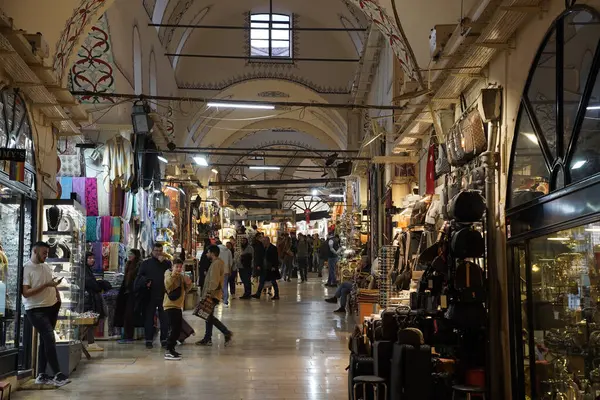 İSTANBUL, TÜRKEYE - 6 Ocak 2024 'te İstanbul' da. İnsanlar, sahte moda, mücevher, baharat ve mallarla ünlü antik çarşıda alışveriş ve yürüyüş yapıyorlardı..