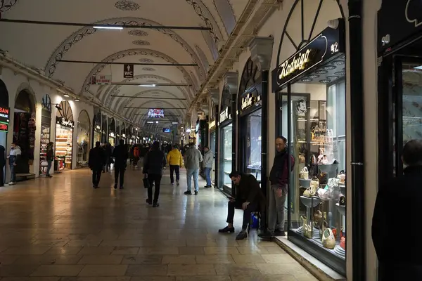 İSTANBUL, TÜRKEYE - 6 Ocak 2024 'te İstanbul' da. İnsanlar, sahte moda, mücevher, baharat ve mallarla ünlü antik çarşıda alışveriş ve yürüyüş yapıyorlardı..