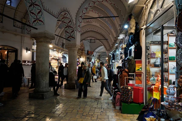 İSTANBUL, TÜRKEYE - 6 Ocak 2024 'te İstanbul' da. İnsanlar, sahte moda, mücevher, baharat ve mallarla ünlü antik çarşıda alışveriş ve yürüyüş yapıyorlardı..