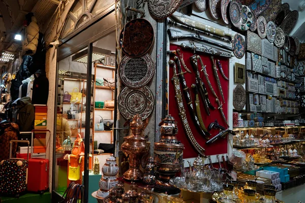 İSTANBUL, TÜRKEYE - 6 Ocak 2024 'te İstanbul' da. İnsanlar, sahte moda, mücevher, baharat ve mallarla ünlü antik çarşıda alışveriş ve yürüyüş yapıyorlardı..