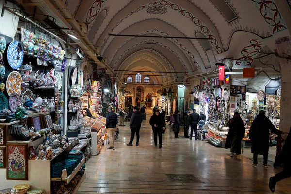 İSTANBUL, TÜRKEYE - 6 Ocak 2024 'te İstanbul' da. İnsanlar, sahte moda, mücevher, baharat ve mallarla ünlü antik çarşıda alışveriş ve yürüyüş yapıyorlardı..
