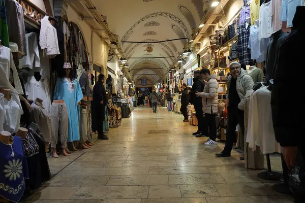 İSTANBUL, TÜRKEYE - 6 Ocak 2024 'te İstanbul' da. İnsanlar, sahte moda, mücevher, baharat ve mallarla ünlü antik çarşıda alışveriş ve yürüyüş yapıyorlardı..