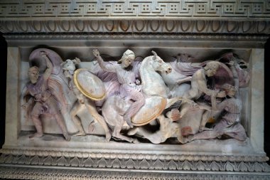 İSTANBUL, TURKEY - 7 Ocak 2024 - İstanbul Arkeoloji Müzesi. Alexander mermeri Sarcophagus boyadı.