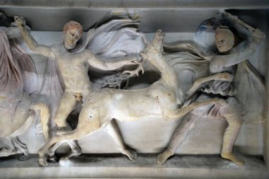 İSTANBUL, TURKEY - 7 Ocak 2024 - İstanbul Arkeoloji Müzesi. Alexander mermeri Sarcophagus boyadı.