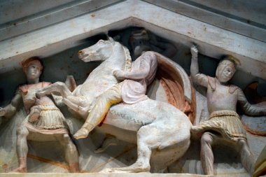 İSTANBUL, TURKEY - 7 Ocak 2024 - İstanbul Arkeoloji Müzesi. Alexander mermeri Sarcophagus boyadı.