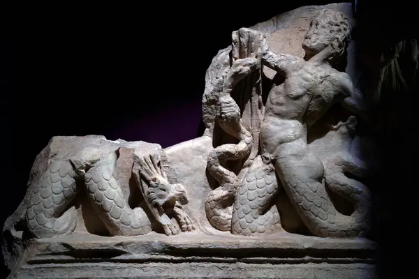 İSTANBUL, TURKEY - 7 Ocak 2024 - İstanbul Arkeoloji Müzesi. Gigantomachy bas yardım savaşı Tanrılar ve devler arasında