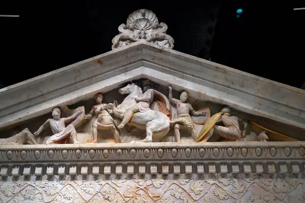 İSTANBUL, TURKEY - 7 Ocak 2024 - İstanbul Arkeoloji Müzesi. Alexander mermeri Sarcophagus boyadı.