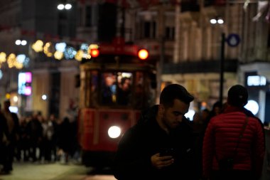 İSTANBUL, TURKEY - 5 HAZİRAN 2022: İstanbul 'un en ünlü caddelerinden biri olan İstiklal Caddesi, Taksim kamarasından geçen tarihi kırmızı tramvay. gece görünümü