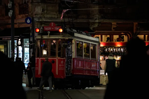 İSTANBUL, TURKEY - 5 HAZİRAN 2022: İstanbul 'un en ünlü caddelerinden biri olan İstiklal Caddesi, Taksim kamarasından geçen tarihi kırmızı tramvay. gece görünümü