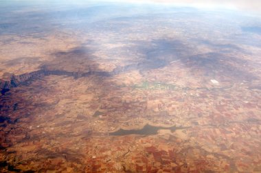 Guadalajara Meksika hava sahasından büyük kanyonlu bir uçak manzarası.