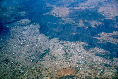 Guadalajara Meksika hava sahasından büyük kanyonlu bir uçak manzarası.