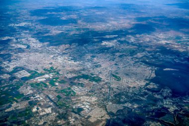 Santiago de Queretaro 'nun havadan görünüşü, Meksika' nın merkezinde bir şehir. Uçaktan Panorama