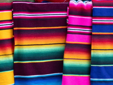 Meksika renkli kumaş. Baja California 'da canlı renkli bir kumaş.