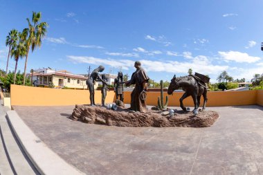 Loreto, Baja California Sur, Meksika 'daki halk meydanında Peder Juan Maria de Salvatierra ve Cochimies' in heykeli.