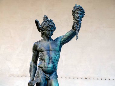 Perseus 'un elinde Medusa' nın başı, Loggia de Lanzi 'de bronz heykel, Piazza della Signoria, Florence, İtalya. Beyazda izole edilmiş