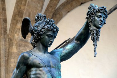 Perseus 'un elinde Medusa' nın başı, Loggia de Lanzi 'de bronz heykel, Piazza della Signoria, Florence, İtalya. Beyazda izole edilmiş