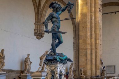 Perseus 'un elinde Medusa' nın başı, Loggia de Lanzi 'de bronz heykel, Piazza della Signoria, Florence, İtalya. Beyazda izole edilmiş