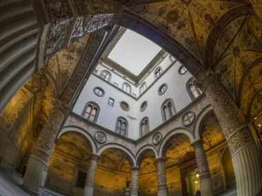 Palazzo Vecchio 'nun (Eski Saray) iç lobisinde bir Fresco tavanı, Floransa, İtalya