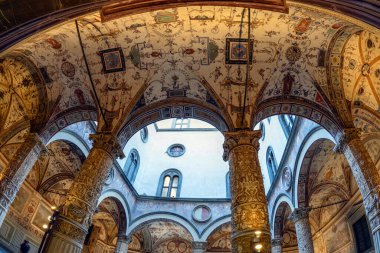 Palazzo Vecchio 'nun (Eski Saray) iç lobisinde bir Fresco tavanı, Floransa, İtalya