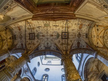 Palazzo Vecchio 'nun (Eski Saray) iç lobisinde bir Fresco tavanı, Floransa, İtalya
