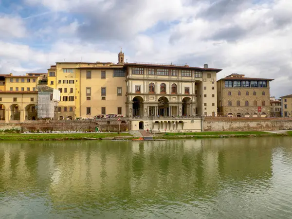 Floransa Uffizi Müzesi Arno Nehri manzaralı