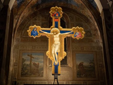 FLORENCE, İtalya - 23 Mart 2024 Ognissanti 'deki Chiesa di San Salvatore' un İçi. Giotto haç boyadı.