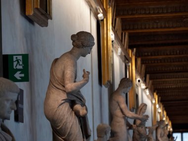 FLORENCE, İTALYA - 24 Mart 2024 Uffizi Galerisi dünyanın en önemli müzelerinden biri.