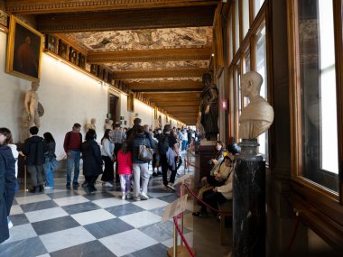 FLORENCE, İTALYA - 24 Mart 2024 Uffizi Galerisi dünyanın en önemli müzelerinden biri.