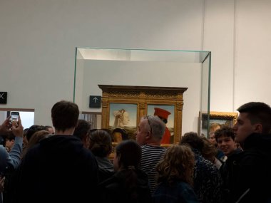 FLORENCE, ITALY - 24 Mart 2024 - Uffizi Galerisi Federica da Montefeltro ve Di Battista Sforza 'nın akıllı telefon portresi ile Piero della Francesca.