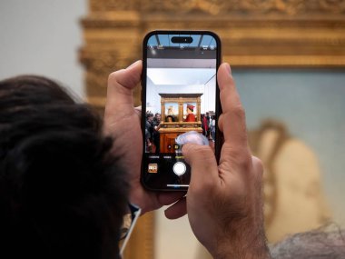 FLORENCE, ITALY - 24 Mart 2024 - Uffizi Galerisi Federica da Montefeltro ve Di Battista Sforza 'nın akıllı telefon portresi ile Piero della Francesca.