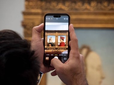 FLORENCE, ITALY - 24 Mart 2024 - Uffizi Galerisi Federica da Montefeltro ve Di Battista Sforza 'nın akıllı telefon portresi ile Piero della Francesca.