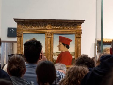 FLORENCE, ITALY - 24 Mart 2024 - Uffizi Galerisi Federica da Montefeltro ve Di Battista Sforza 'nın akıllı telefon portresi ile Piero della Francesca.