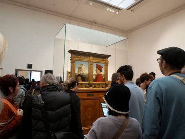 FLORENCE, ITALY - 24 Mart 2024 - Uffizi Galerisi Federica da Montefeltro ve Di Battista Sforza 'nın akıllı telefon portresi ile Piero della Francesca.