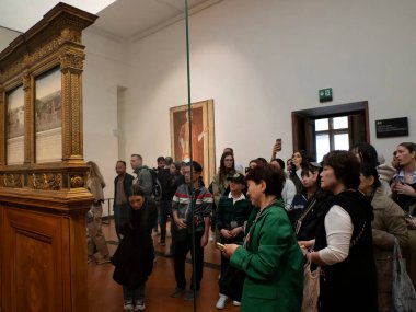 FLORENCE, ITALY - 24 Mart 2024 - Uffizi Galerisi Federica da Montefeltro ve Di Battista Sforza 'nın Piero della Francesca' nın portresinin dünyanın en önemli müzelerinden biri
