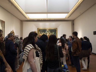 FLORENCE, ITALY - 24 Mart 2024 - Uffizi Galerisi Sandro Botticelli 'nin akıllı telefon yayıyla fotoğraf çeken turistlerle dolu dünyanın en önemli müzelerinden biri