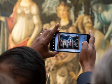 FLORENCE, ITALY - 24 Mart 2024 - Uffizi Galerisi Sandro Botticelli 'nin akıllı telefon yayıyla fotoğraf çeken turistlerle dolu dünyanın en önemli müzelerinden biri