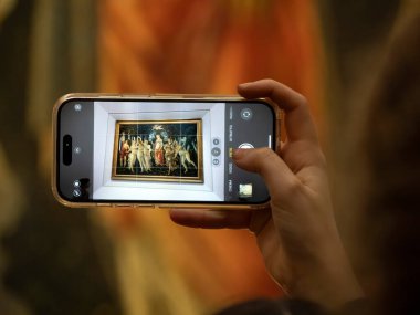 FLORENCE, ITALY - 24 Mart 2024 - Uffizi Galerisi Sandro Botticelli 'nin akıllı telefon yayıyla fotoğraf çeken turistlerle dolu dünyanın en önemli müzelerinden biri