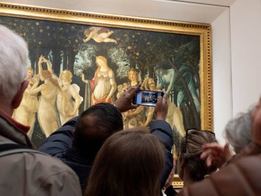 FLORENCE, ITALY - 24 Mart 2024 - Uffizi Galerisi Sandro Botticelli 'nin akıllı telefon yayıyla fotoğraf çeken turistlerle dolu dünyanın en önemli müzelerinden biri