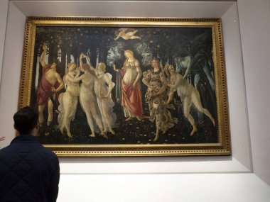 FLORENCE, ITALY - 24 Mart 2024 - Uffizi Galerisi Sandro Botticelli 'nin akıllı telefon yayıyla fotoğraf çeken turistlerle dolu dünyanın en önemli müzelerinden biri