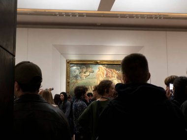 FLORENCE, İTALYA - 24 Mart 2024 - Uffizi Galerisi Sandro Botticelli 'nin Venüs' ün doğumu sırasında akıllı bir sesle fotoğraf çeken turistlerle dolu dünyanın en önemli müzelerinden biri