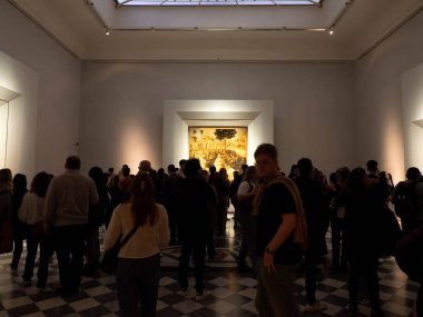 FLORENCE, ITALY - 24 Mart 2024 Uffizi Galerisi dünyanın en önemli müzelerinden biri akıllı telefon Leonardo da Vinci Hall ile fotoğraf çeken turistlerle dolu.